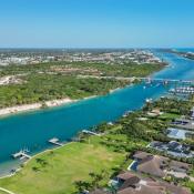 Homes built along the waterfront in Florida