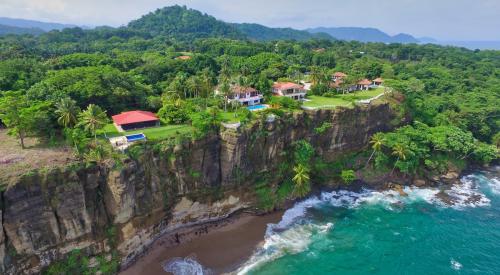 Costa Rica luxury houses on cliff