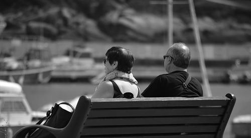 Couple on a park bench, image via Pixabay