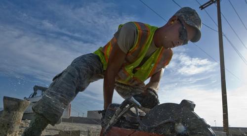 Construction_Worker_cutting_concrete_with_circular_saw