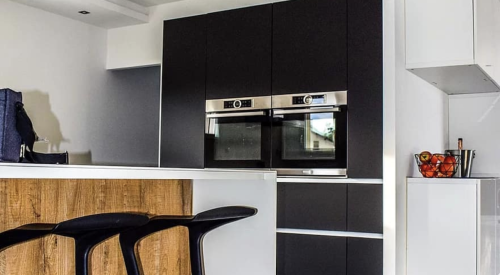 This black and white streamlined modern kitchen is on trend