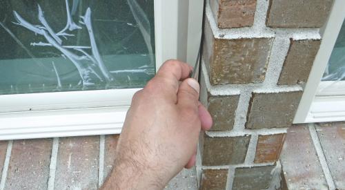 Expansion gap between window and masonry wall 